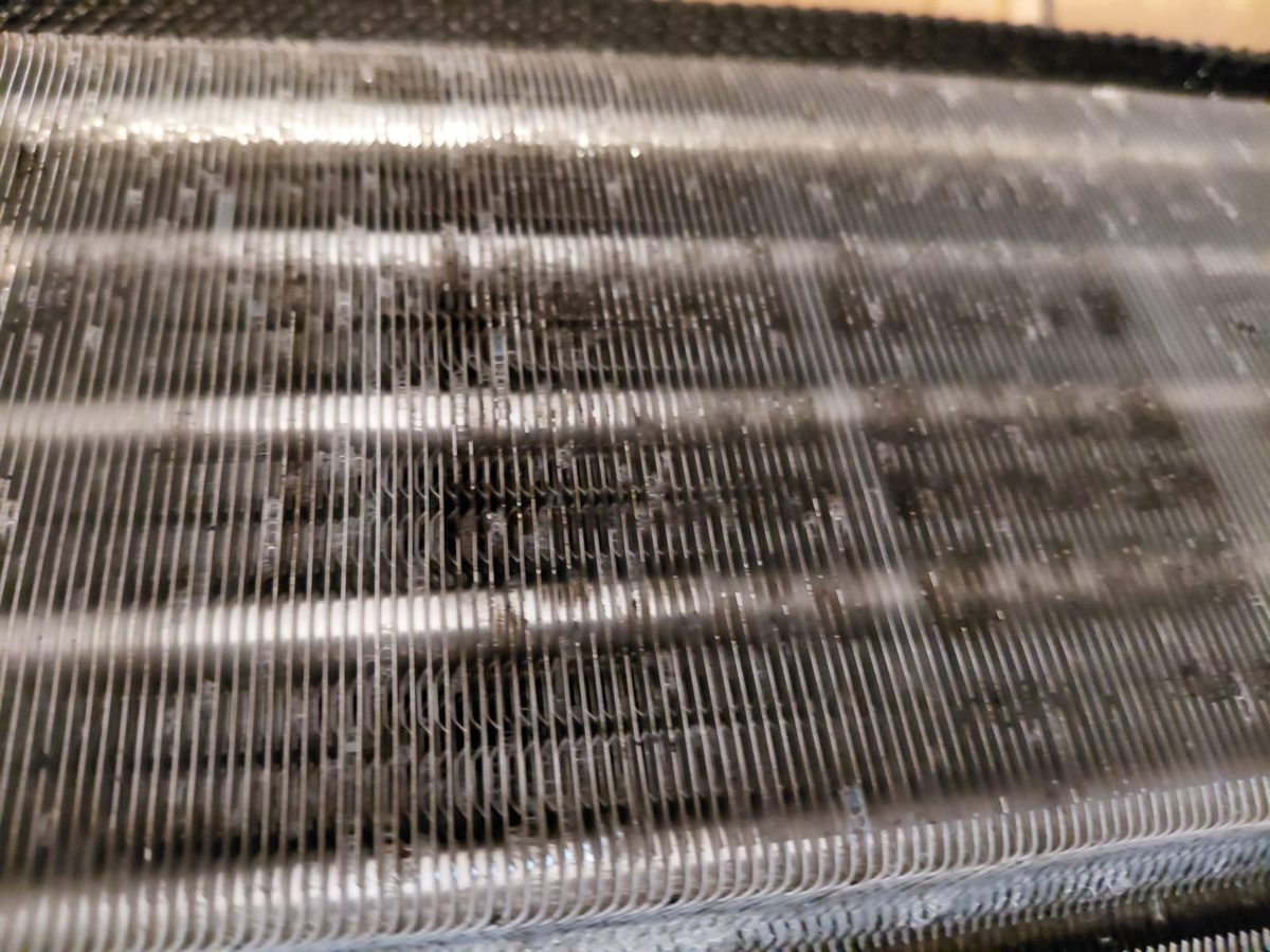 Primer plano del evaporador durante la limpieza