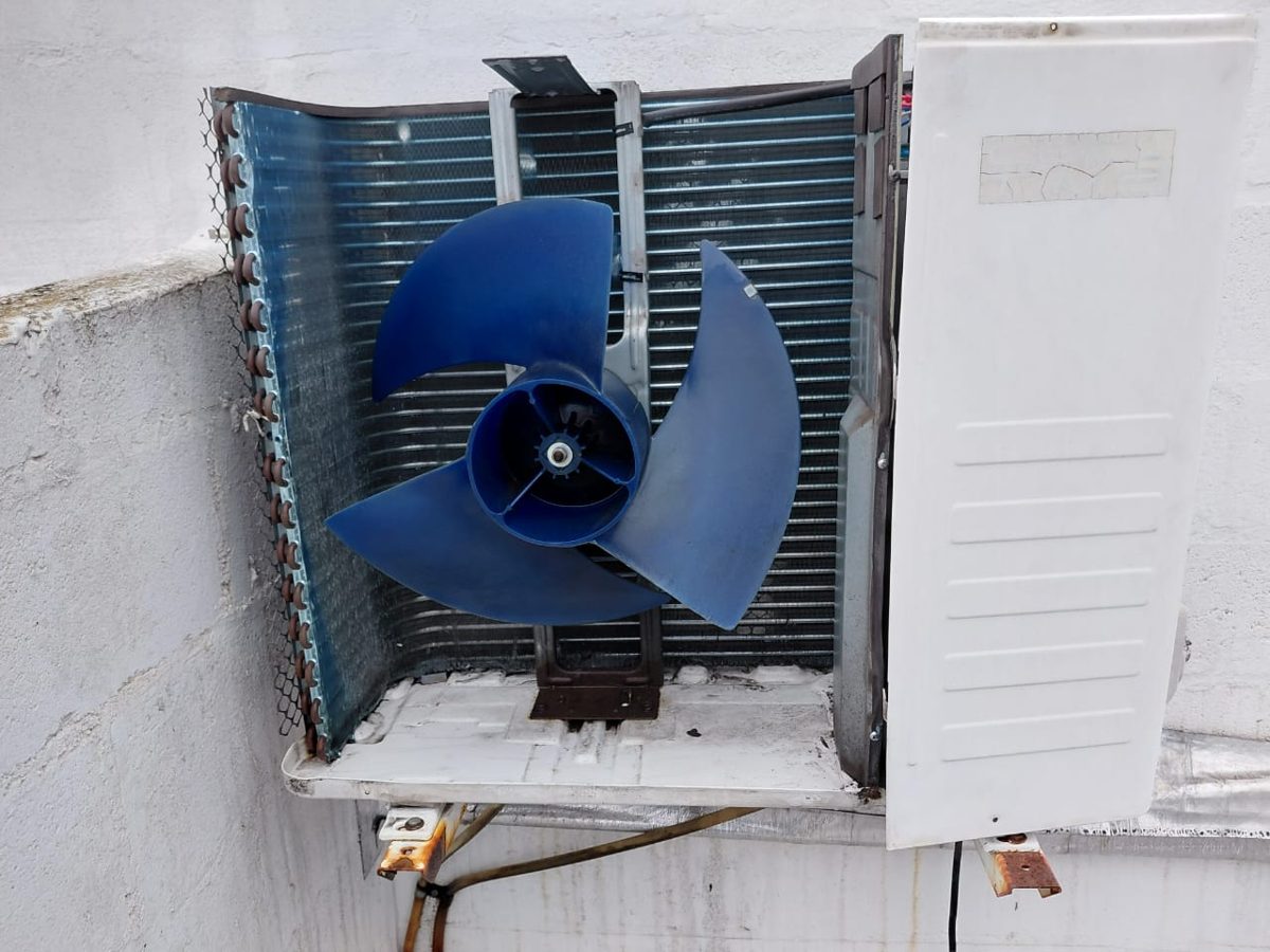 Unidad exterior abierta con el ventilador y el condensador a la vista